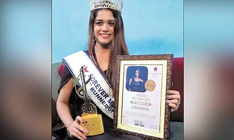 மிஸ் இந்தியா போட்டியில் 2-வது இடம் பிடித்த கட்டிட தொழிலாளியின் மகள்