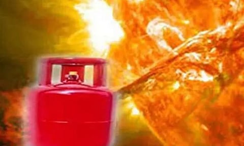 வீட்டில் தீ விபத்து; கியாஸ் சிலிண்டர் வெடித்ததால் பரபரப்பு