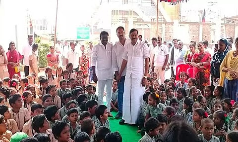 மெய்யூர்-மொண்ணவேடு இடையே கொசஸ்தலை ஆற்றில் தற்காலிக தரைப்பாலம் அமைக்க எம்.எல்.ஏ உத்தரவு