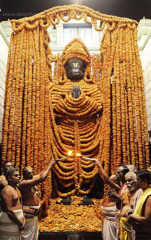 நாமக்கல் ஆஞ்சநேயருக்கு 1 லட்சத்து 8 வடைகளால் சிறப்பு அலங்காரம்