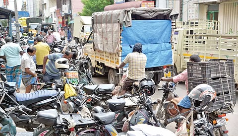 போக்குவரத்துக்கு இடையூறாக நிறுத்தப்படும் வாகனங்கள்
