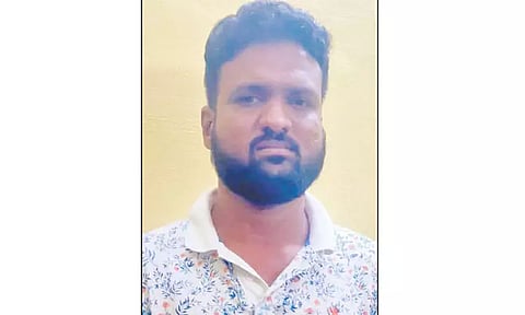 பெண் துப்புரவு தொழிலாளியை கட்டிப்பிடித்து பாலியல் தொல்லை: வருமானவரித்துறை ஊழியர் கைது