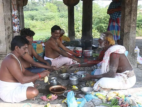 நெல்லை தாமிரபரணி ஆற்றில் முன்னோர்களுக்கு தர்ப்பணம்