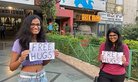 இறுக்கி அணைச்சு... ! இலவச கட்டிப்புடி வைத்தியம் நடத்திய இளம்பெண்கள்