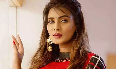 நடிகை மீரா மிதுனுக்கு எதிரான பணமோசடி வழக்கை ரத்து செய்ய ஐகோர்ட்டு மறுப்பு