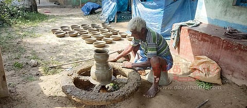 பொங்கல் பானை தயாரிப்பு பணி கடும் பாதிப்பு