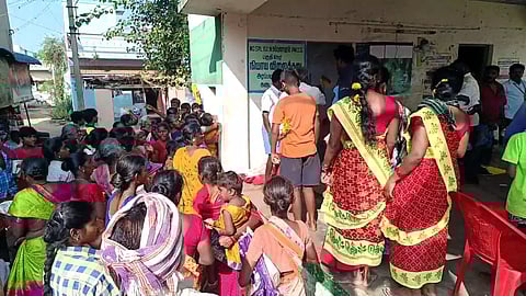 தரமற்ற அரிசி வினியோகம்:ரேஷன் கடை ஊழியர்களுடன், பொதுமக்கள் வாக்குவாதம்