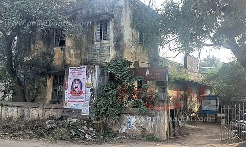 பாழடைந்து கிடக்கும் சேமிப்பு கிடங்கு கட்டிடம் இடிக்கப்படுமா?