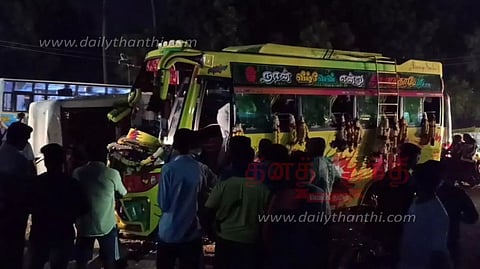 தடுப்பு சுவரில் மோதிய வேன் மீது அய்யப்ப பக்தர்கள் வேன் மோதி விபத்து