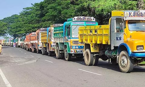 மணல் லாரிகளை மறித்து பொதுமக்கள் போராட்டம்