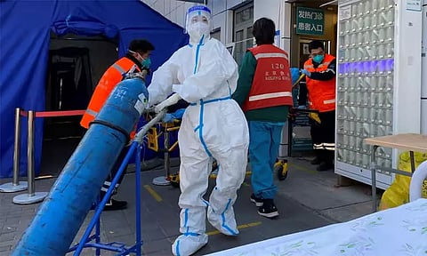 சீன மருத்துவமனைகளில் நிரம்பி வழியும் கொரோனா நோயாளிகள்: சிகிச்சை அளிக்க முடியாமல் டாக்டர்கள் திணறல்