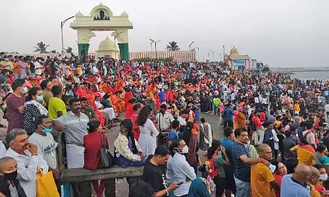 வார விடுமுறை: கன்னியாகுமரியில் குவிந்த சுற்றுலா பயணிகள்....!