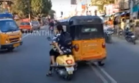 புத்தி சொன்னதால் ஆத்திரம்: இளம்பெண்களை விரட்டி சென்று இடித்து தள்ளி மின்னல் வேகத்தில் பறந்த ஆட்டோ டிரைவர்...தீயாய் பரவும் வீடியோ...!