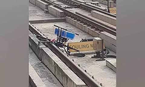 டெல்லியில் மெட்ரோ ரெயில் தண்டவாளத்தில் டிரோன் விழுந்ததால் பரபரப்பு