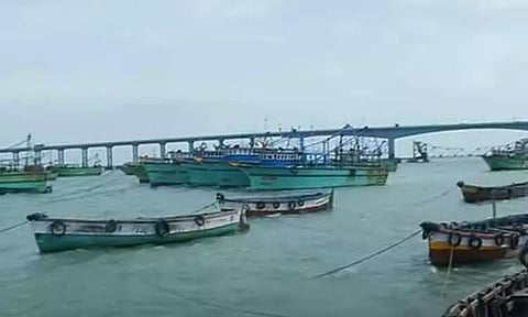 வானிலை மையத்தின் எச்சரிக்கை எதிரொலி: ராமேஸ்வரம் மீனவர்கள் நாளை கடலுக்குச் செல்ல அனுமதி மறுப்பு