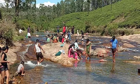 தொடர் விடுமுறை காரணமாக வால்பாறைக்கு சுற்றுலா பயணிகள் வருகை அதிகரிப்பு-பாதுகாப்பு பணியில் போலீசார் ஈடுபட கோரிக்கை