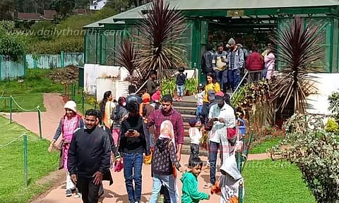 ஊட்டியில் குவிந்த சுற்றுலா பயணிகள்