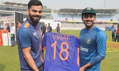 வங்காளதேச வீரருக்கு தனது ஜெர்சியை பரிசாக வழங்கிய விராட் கோலி..!