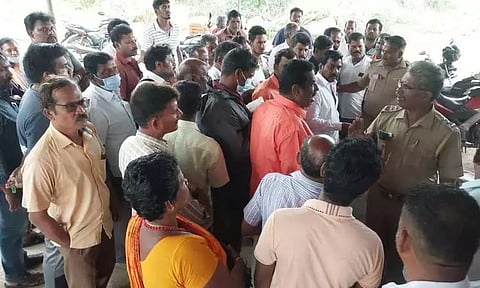 முதலீடு செய்தால் கூடுதல் பணம் தருவதாக கூறி மோசடி:போலீஸ் நிலையத்தை பொதுமக்கள் முற்றுகைதிண்டிவனத்தில் பரபரப்பு