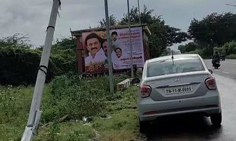 கார் மோதி சாய்ந்த மின்கம்பம்