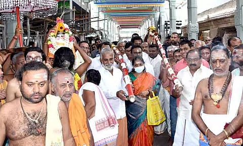 பழனி முருகன் கோவிலில் முகூர்த்தக்கால் நடும் நிகழ்ச்சி