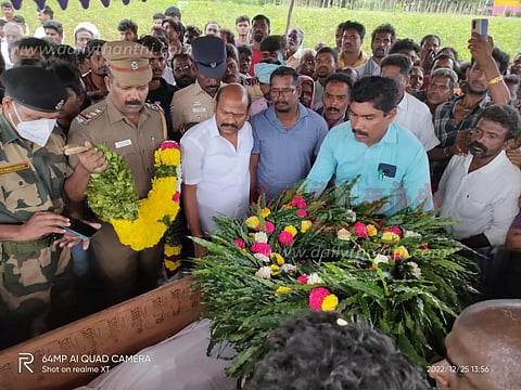 டெல்லியில் பணியின்போது இறந்தஎல்லை பாதுகாப்பு படை வீரர் உடலுக்கு அஞ்சலி