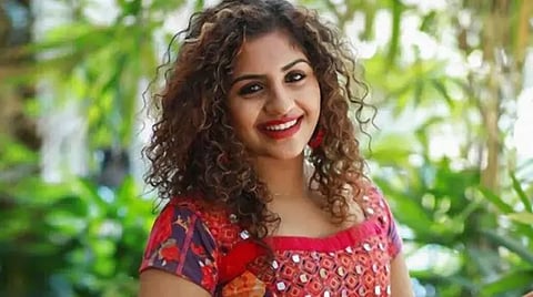 நடிகை நூரின் ஷெரிப் திருமண நிச்சயதார்த்தம்