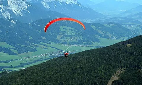 பாராகிளைடிங் சாகசத்தின் போது விபத்து: தென்கொரிய , மராட்டிய சுற்றுலா பயணிகள் ஒரே நாளில் பலியான சோகம்