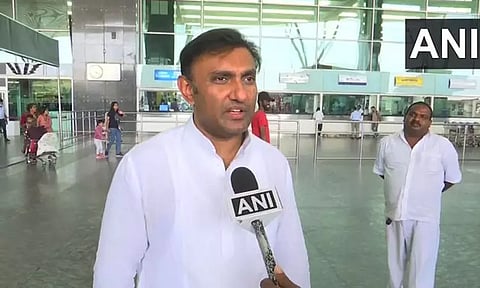 கர்நாடகாவில் பள்ளி, கல்லூரிகள், திரையரங்குகளில் முக கவசம் கட்டாயம்: சுகாதார மந்திரி