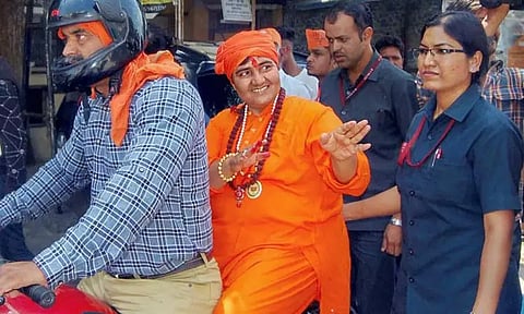 வீட்டில் கூர்மையான ஆயுதங்களை வைத்துக்கொள்ளுங்கள் - பாஜக எம்.பி. பிரக்யா சிங் தாக்கூர்