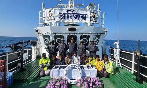 இந்திய கடல் பகுதியில் ஆயுதங்களுடன் பிடிபட்ட பாகிஸ்தான் மீன்பிடி படகு - 10 பேர் கைது