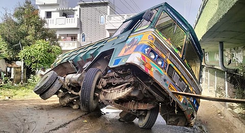 திண்டுக்கல் அனுமந்தநகரில் கழிவுநீர் ஓடையில் சிக்கிய லாரி