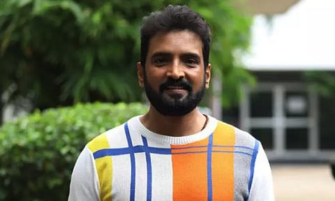 இதற்கு பேர் தான் புலி வாலை பிடிக்கிறதா - சந்தானம் பதிவிட்ட வீடியோ