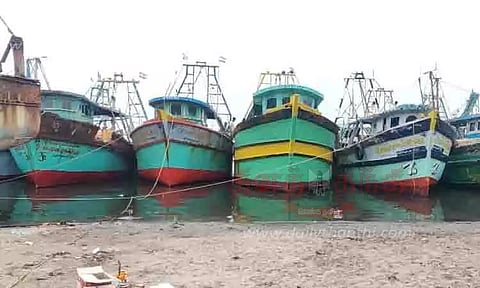 விசைப்படகு மீனவர்கள் 8-வது நாளாக கடலுக்கு மீன்பிடிக்க செல்லவில்லை