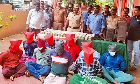 ரூ.30 லட்சம் கொள்ளை புகாரில் திடுக்கிடும் திருப்பம்: செல்போன் வியாபாரிகளிடம் கொள்ளை போனது ரூ.2¼ கோடி