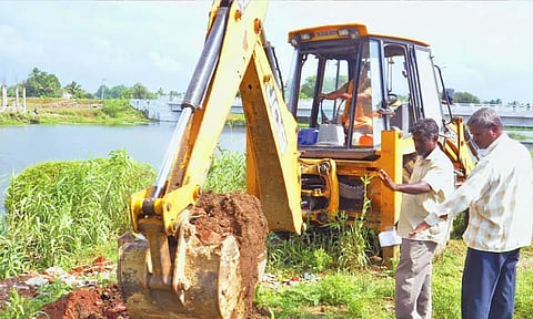 நந்தி ஆற்றங்கரையில் ஆக்கிரமிப்புகள் அகற்றம் - நிலம் அளவிடும் பணி தீவிரம்