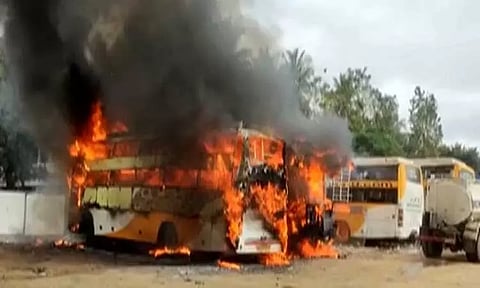 3 ஆம்னி பஸ்கள் தீப்பிடித்து எரிந்தது