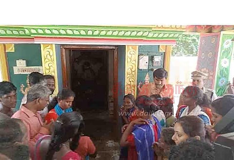 கோவிலுக்குள் செல்ல அனுமதி மறுக்கப்பட்ட மக்களை அழைத்துச்சென்று சாமி கும்பிட வைத்த கலெக்டர்
