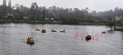 தொடர் விடுமுறையையொட்டிஏற்காட்டில் குவிந்த சுற்றுலா பயணிகள்படகு சவாரி செய்து மகிழ்ந்தனர்