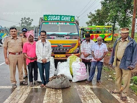 கர்நாடக மாநிலத்தில் இருந்து கடத்தி வரப்பட்டரூ.1.40 லட்சம் புகையிலை பொருட்கள் பறிமுதல்4 பேர் கைது