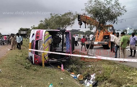 தலைவாசல் அருகேவேன் கவிழ்ந்து 25 பக்தர்கள் காயம்மேல்மருவத்தூர் கோவிலுக்கு சென்ற போது விபத்து