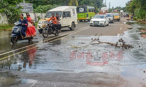 சாலையில் பெருக்கெடுத்து ஓடிய கழிவுநீர்