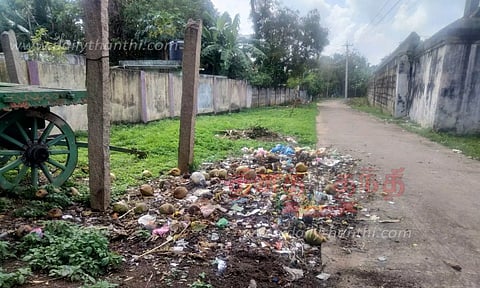 திருச்சிற்றம்பலம் புராதனவனேஸ்வரர் கோவில் வளாகத்தில் குப்பைகளால் சுகாதார சீர்கேடு