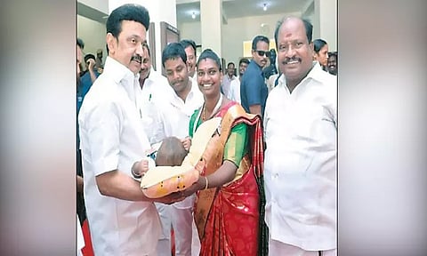 தாம்பரம் மாநகராட்சி மேயர் குழந்தைக்கு 'திராவிட அரசன்' என பெயர் சூட்டிய முதல்-அமைச்சர்