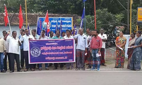 கோரிக்கைகளை வலியுறுத்திஅரசு ஊழியர்கள் ஆர்ப்பாட்டம்