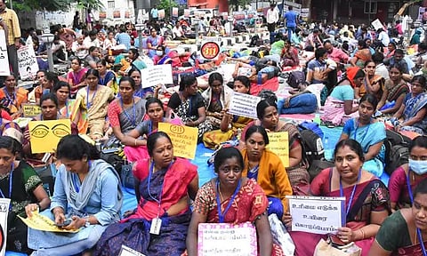 சென்னை டி.பி.ஐ. வளாகத்தில் இடைநிலை ஆசிரியர்கள் 2-வது நாளாக உண்ணாவிரதம் - ஆசிரியைகள் மயக்கம் அடைந்ததால் பரபரப்பு