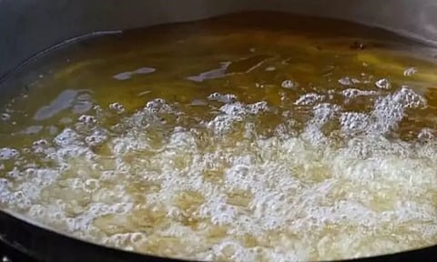 மோட்டார் சைக்கிள் வடை கடைக்குள் புகுந்ததில் கொதிக்கும் எண்ணெய் சிதறி 2 பேர் படுகாயம்