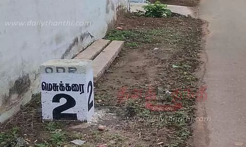 ஊஞ்சலூர் அருகே தவறாக எழுதப்பட்ட மைல்கல்