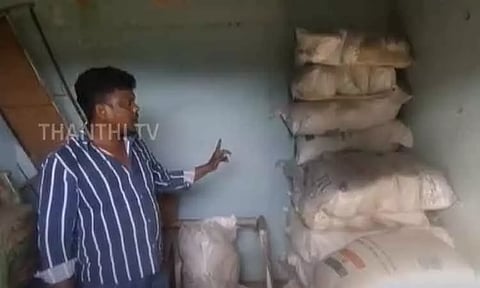 இலங்கைக்கு தமிழக அரசு அனுப்பிய அரிசி மூட்டைகள் வவுனியா பகுதியில் பதுக்கல் - கிராம மக்கள் அதிர்ச்சி