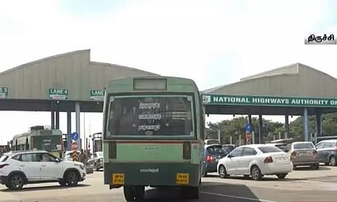 திருச்சி: பாஸ்ட்டேக்கில் பணம் இல்லாததால் சுங்கச்சாவடியில் 3 மணி நேரம் நிறுத்தி வைக்கப்பட்ட அரசு பேருந்து